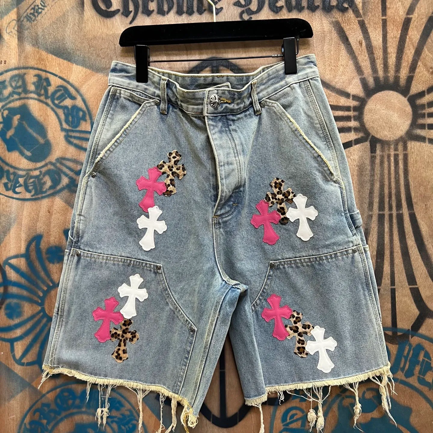 P520 chrome hearts limited series new city limited jeans Chrome Hearts city limited denim shorts vintage levis American made 501 505 517 base version remake Levis American made 501 base version imported sheepskin 925 silver remake Customers provide waist and pants length or height and weight. The studio will select the most suitable base version for you to remake. There are many people doing remakes in the market. Don’t belittle or comment. The difference is visible to the naked eye. See and compare for yourself #CHROME HEARTS Unisex style